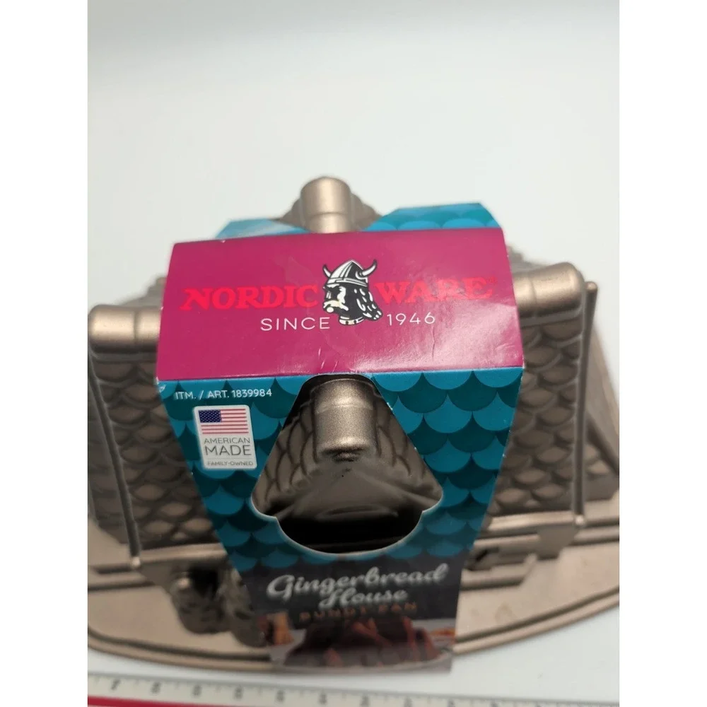 Nordic Ware Gingerbread House Bundt Pan Christmas Baking 9 Cup 1839984 NEW